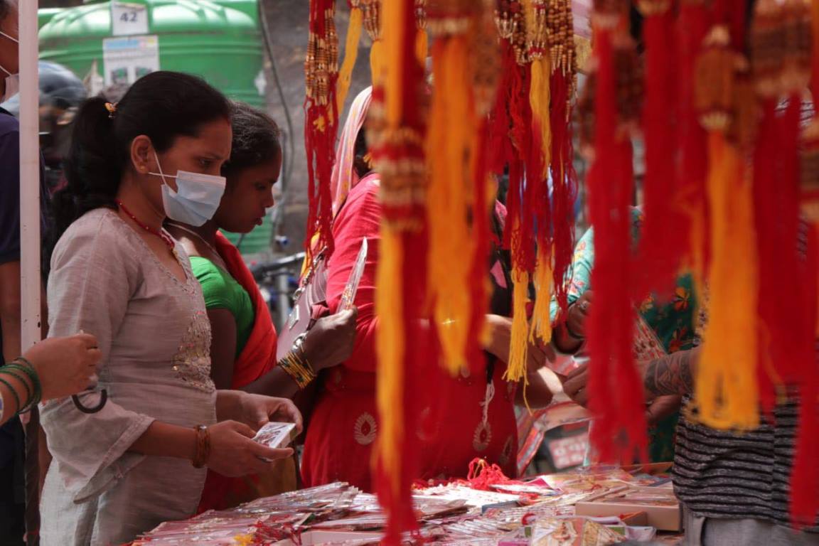 काठमाडौंका प्रमुख बजारहरूमा रक्षाबन्धनको अघिल्लो दिन बिहीबार सामान्य दिन भन्दा भिडभाड देखिएको छ ।