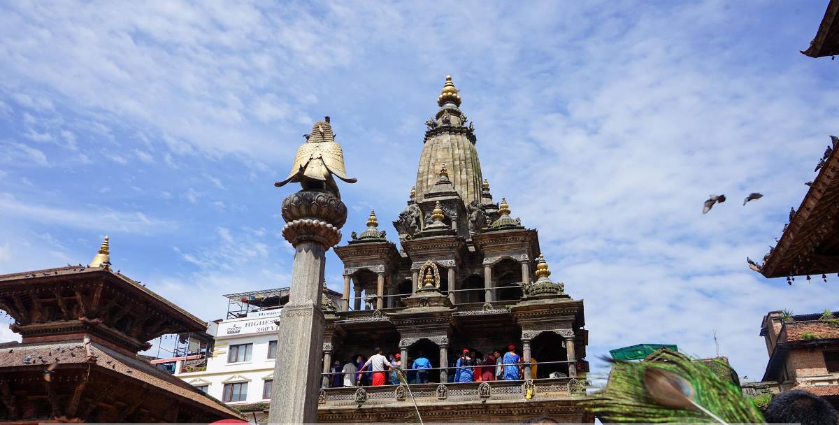 कृष्ण जन्माष्टमीको अवसरमा शुक्रवार ललितपुरको पाटनमा अवस्थित कृष्ण मन्दिरमा दर्शनार्थीको घुइँचो लागेको छ । 