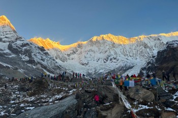 अन्नपूर्ण आधार शिविर क्षेत्र पर्यटकले भरिभराउ