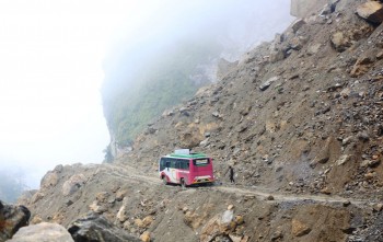 बेनी जोमसोम सडकः माथि पहिरो, तल उर्लिदो काली