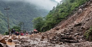 मुग्लिन नारायणगढ सडकखण्डको दुई स्थानमा पहिरो, राजमार्ग अवरुद्ध