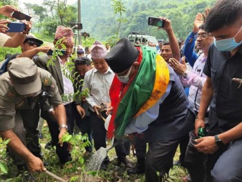 धरानमा पुगेर श्रमदान गर्दै प्रचण्डले भने–'हर्कराज राई साम्पाङ वास्तविक माओवादी हुन्' 