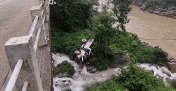 तनहुँको आँबुखैरेनी–मुग्लिन सडकखण्डमा टिपर पुलबाट खोलामा खस्दा चालकको मृत्यु 