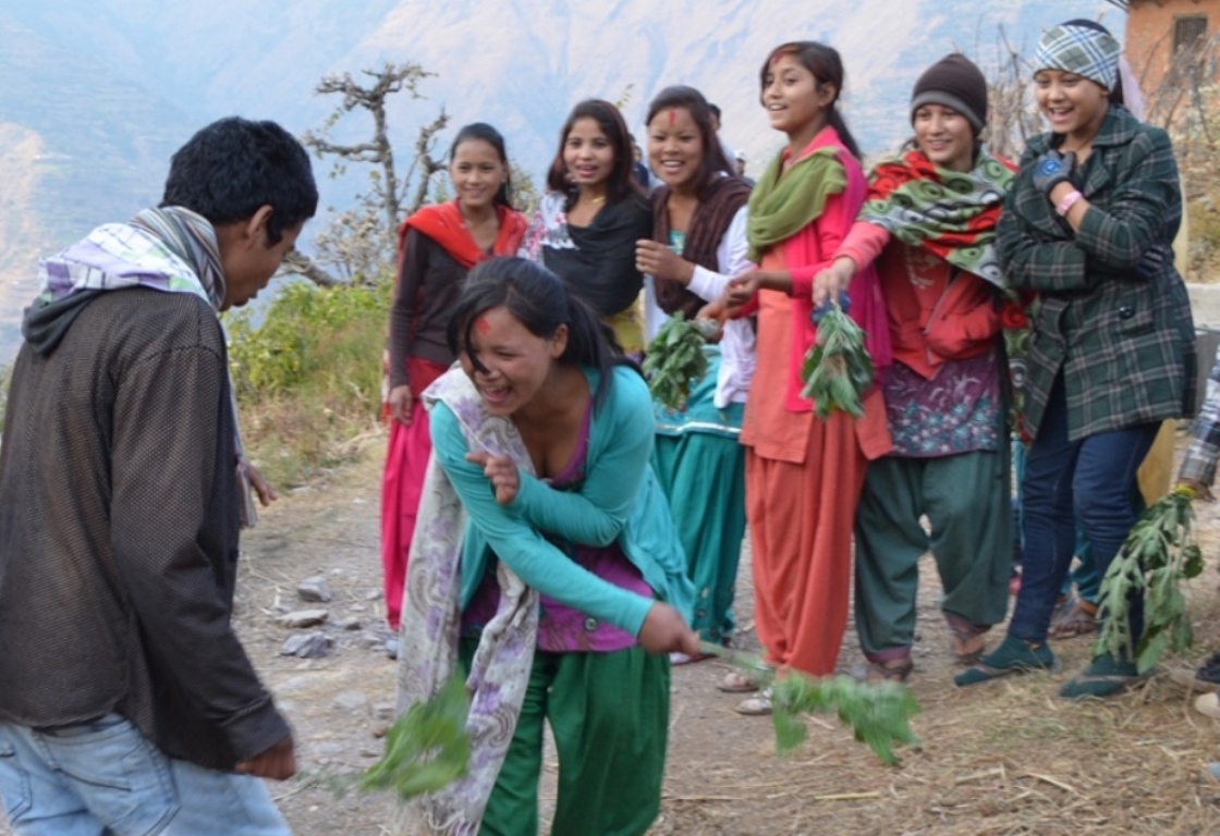 'अत्था देवर सिस्नुले पोल्यो, नरिसाउनु भाउजू विसु पर्व हो'