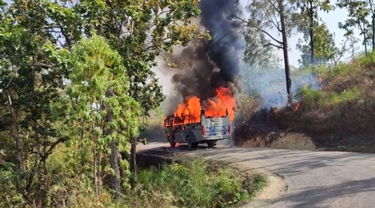 सुर्खेतमा गुडिरहेको यात्रुवाहक बसमा आगलागी