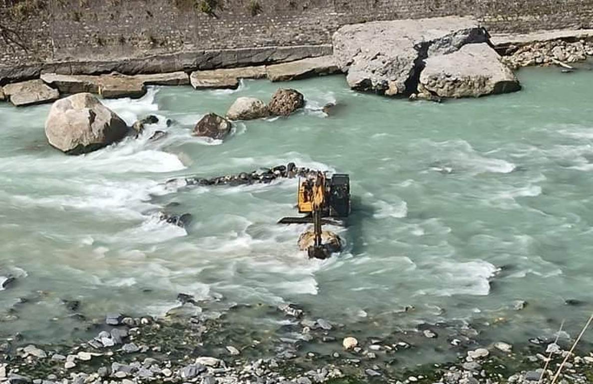 अनुमतिविना महाकाली नदीको नेपाली क्षेत्रमा प्रवेश गरेको भारतीय जेसिबिको चाबी सशस्त्र प्रहरीको नियन्त्रणमा 