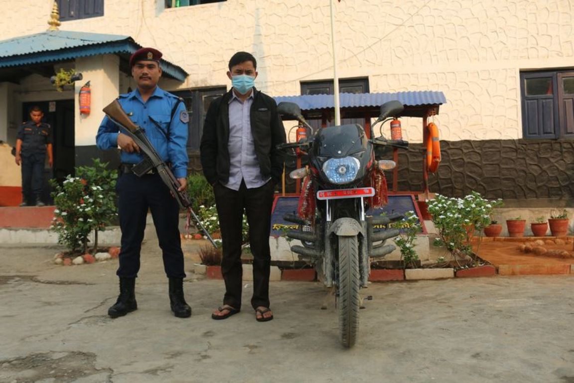 चोरीको पल्सर मोटरसाईकलसहित वडाध्यक्ष पक्राउ