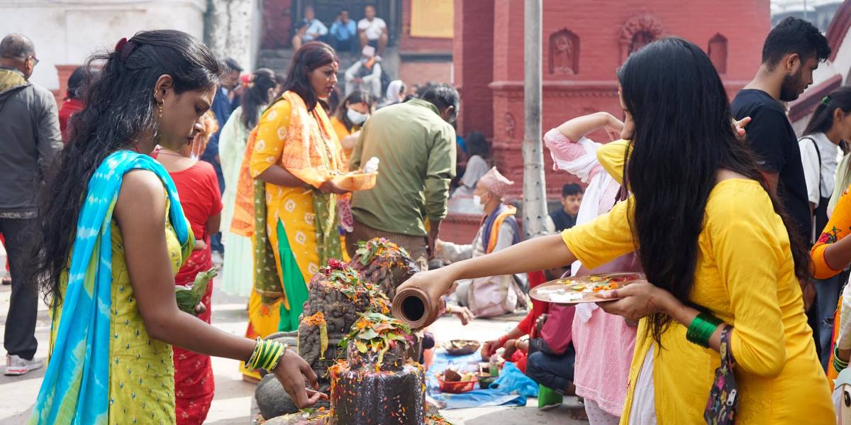 साउनको पहिलो सोमबार : पशुपतिनाथ मन्दिरमा शिवलिङ्गमा पूजा गर्दै श्रद्धालु