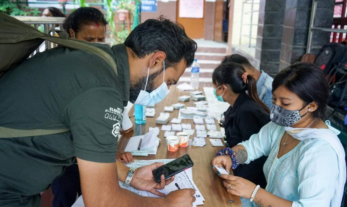 शुक्रवार हुने स्थानीय तह निर्वाचनका लागि नयाँ मतदाताको परिचयपत्र वितरण शुरु भएको छ । 